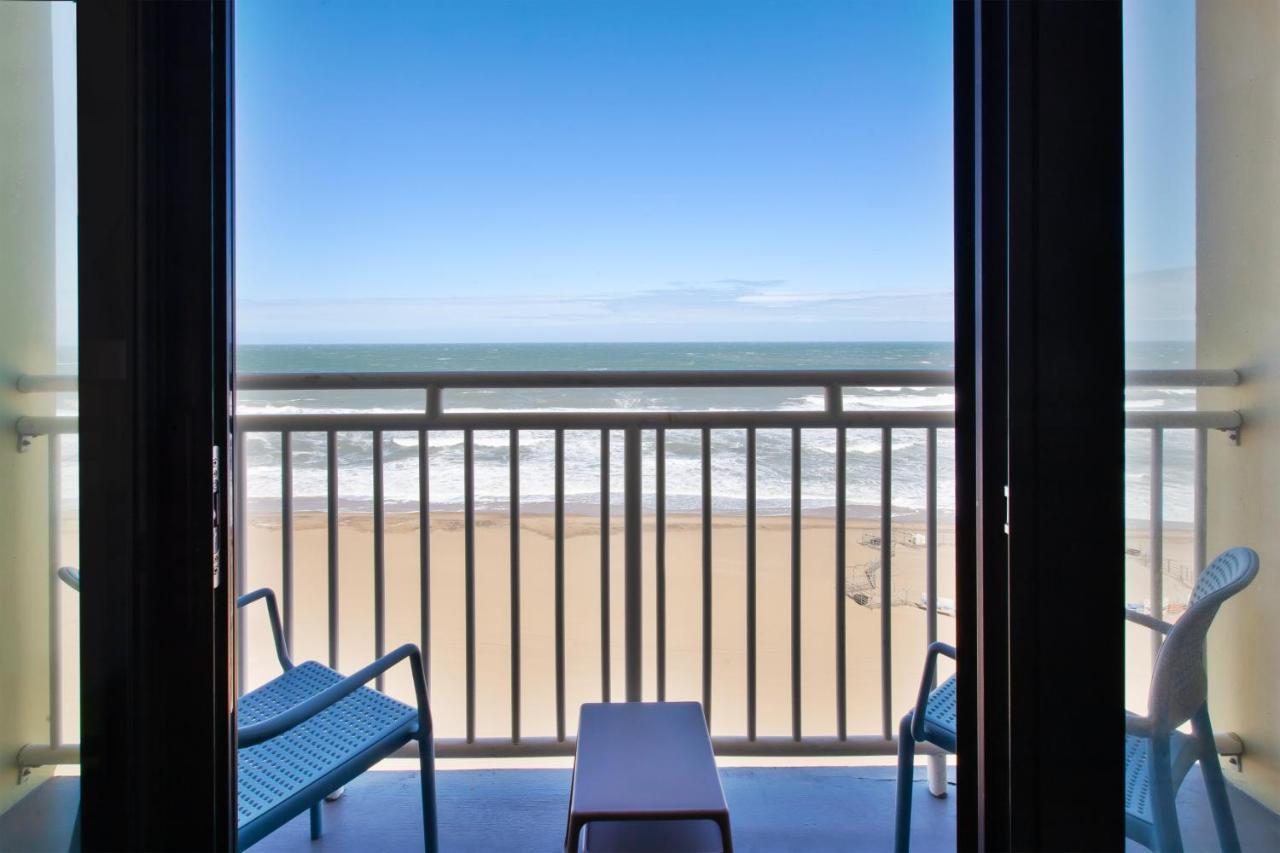 Holiday Inn Express Hotel & Suites Virginia Beach Oceanfront, An Ihg Hotel Exterior foto